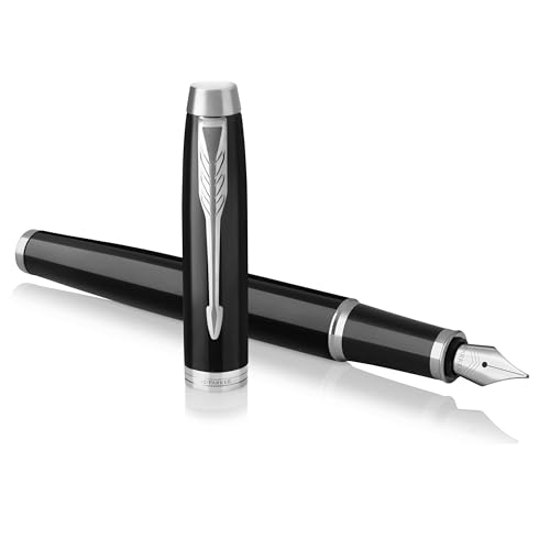 Parker IM Penna Stilografica | Punta Media e Ricarica di Inchiostro Blu | Confezione Regalo | Black Lacquer Chrome Trim