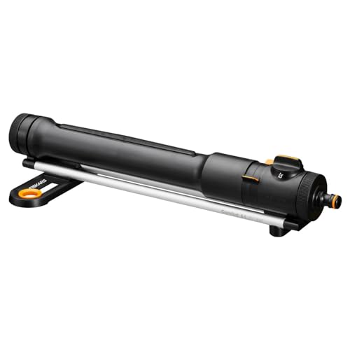 Fiskars Comfort Aspersor oscilante S-L, incluye filtro desmontable y herramienta para limpieza de boquillas, aspersor para áreas de 300-500 m², Negro/naranja, 1070833