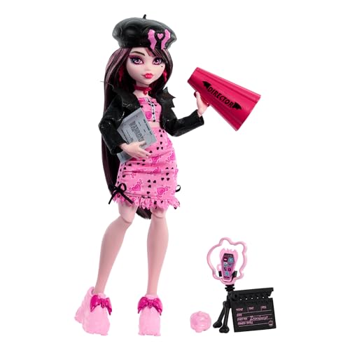 Monster High Diario degli Orrori - Draculaura,set con bambola e accessori a tema cinema, include giacca in stile college, annuario, copione e attrezzature, giocattolo per bambini, 4+ anni, HXW30,Viola