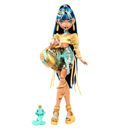 Monster High Poupée Cleo de Nile avec blouse dorée et jupe à volants, son animal de compagnie, Hissette le cobra, et des accessoires comme un sac à dos, un en-cas et un rouleau de papyrus, HXH74